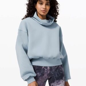NWOT Lululemon Full Flourish Pullover in Chambray
Size 6